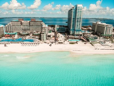 Jóvenes argentinos festejan su graduación en Cancún y se contagian de covid-19