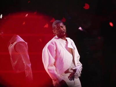 Usher rinde homenaje a Michael Jackson en el medio tiempo del Super Bowl
