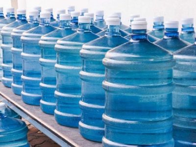 No tires el bidón de agua viejo o pinchado: creá esta fabulosa lámpara de piso con toda la onda para tu living