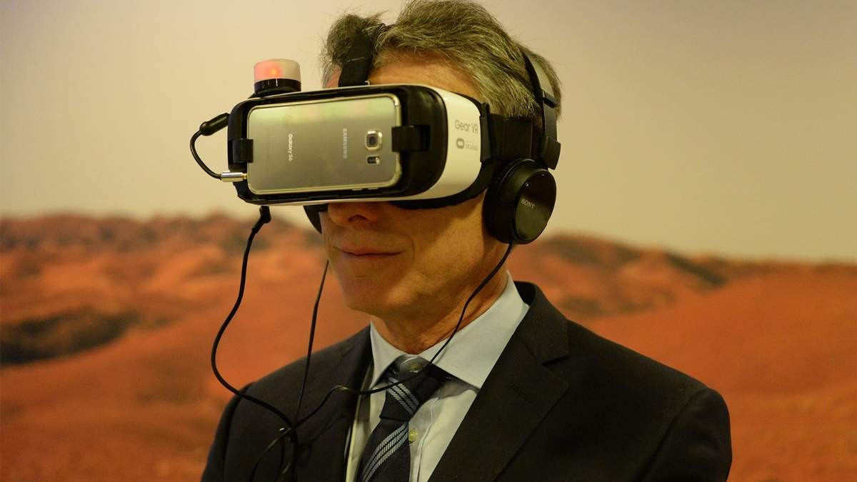 Mauricio Macri disfrutando la realidad virtual durante su gobierno (foto: Twitter).