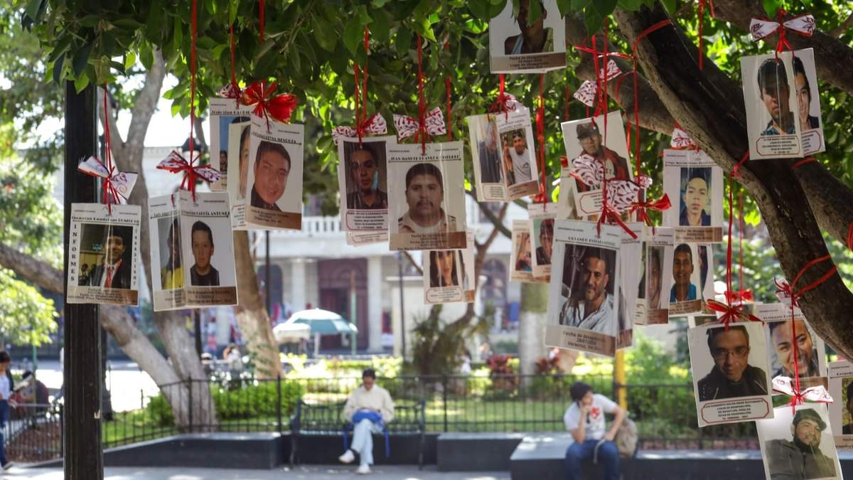 *Foto de portada: El colectivo Memoria, Verdad y Justicia de Acapulco colocó en el Árbol de la Esperanza del zócalo de Chilpancingo, el 3 de diciembre, cerca de 200 fotografías de personas desaparecidas
