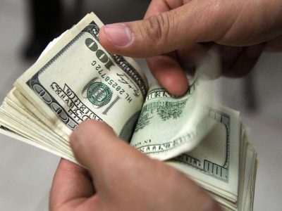El Estado les dio dinero para pagar salarios y los empresarios lo habrían usado para comprar dólares