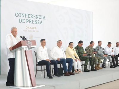 Internet gratuito en plazas públicas de todo el país con la compra de la empresa Altán, anuncia AMLO