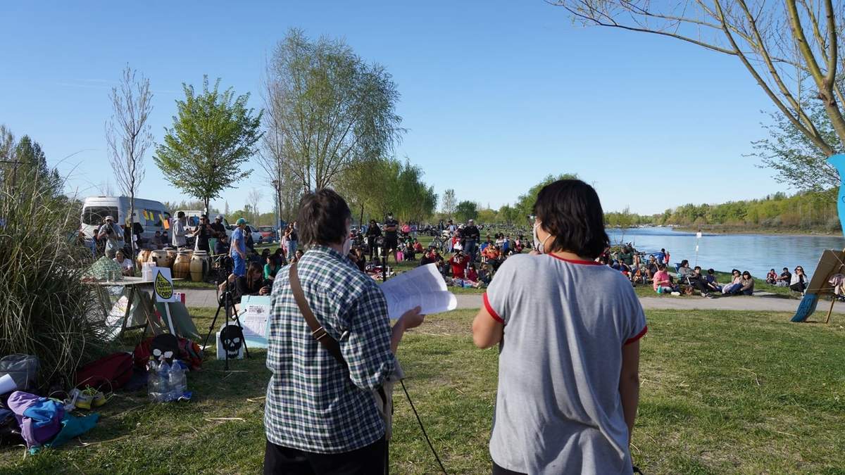 Dos integrantes de la organización ambiental durante el festival. Fuente: (Twitter)