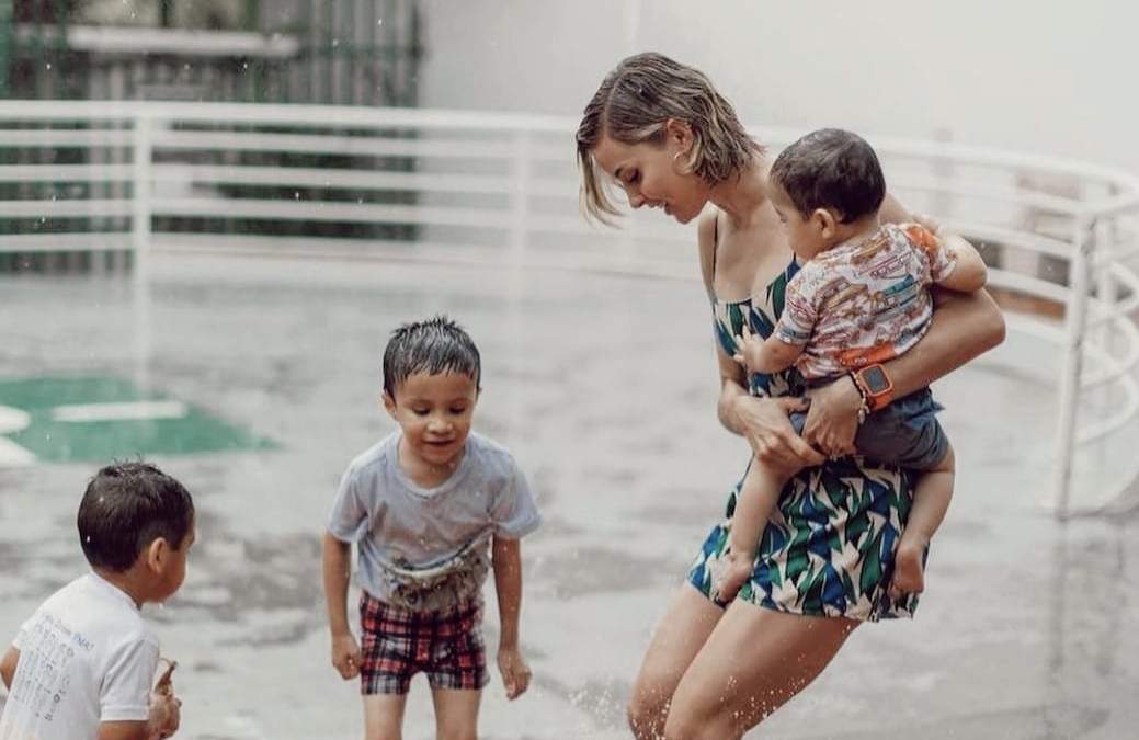 La esposa del gobernador Samuel García y niños del DIF Capullos