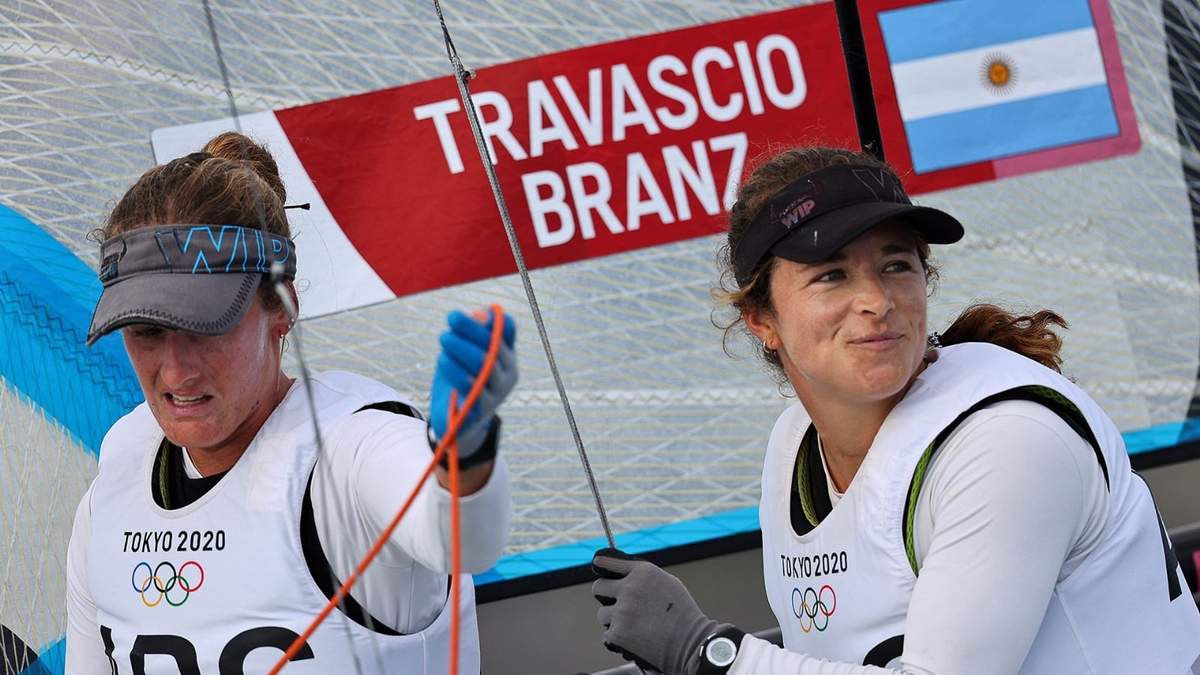 La dupla de María Sol Branz y Victoria Travascio competirán en la carrera final por las medallas del 49er femenino. Fuente: (Twitter)