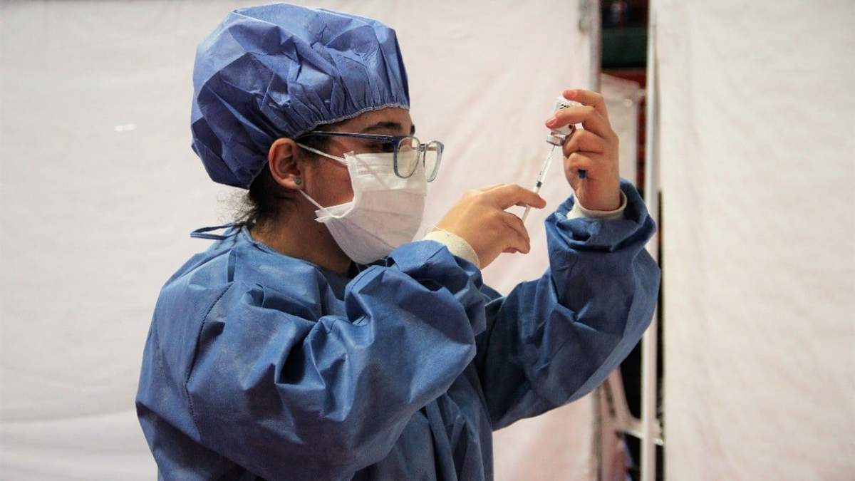 Enfermera manipula una vacuna contra el coronavirus. Fuente: (Twitter)