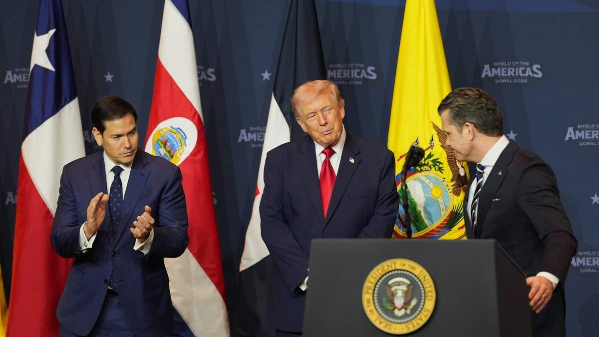 Marco Rubio, Donald Trump y Pete Hegseth durante la cumbre Escudo de las Américas