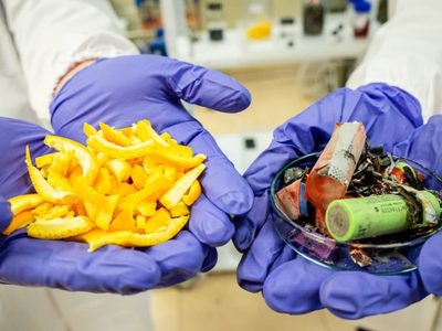 Usan cáscaras de naranja para reutilizar los metales de las pilas viejas
