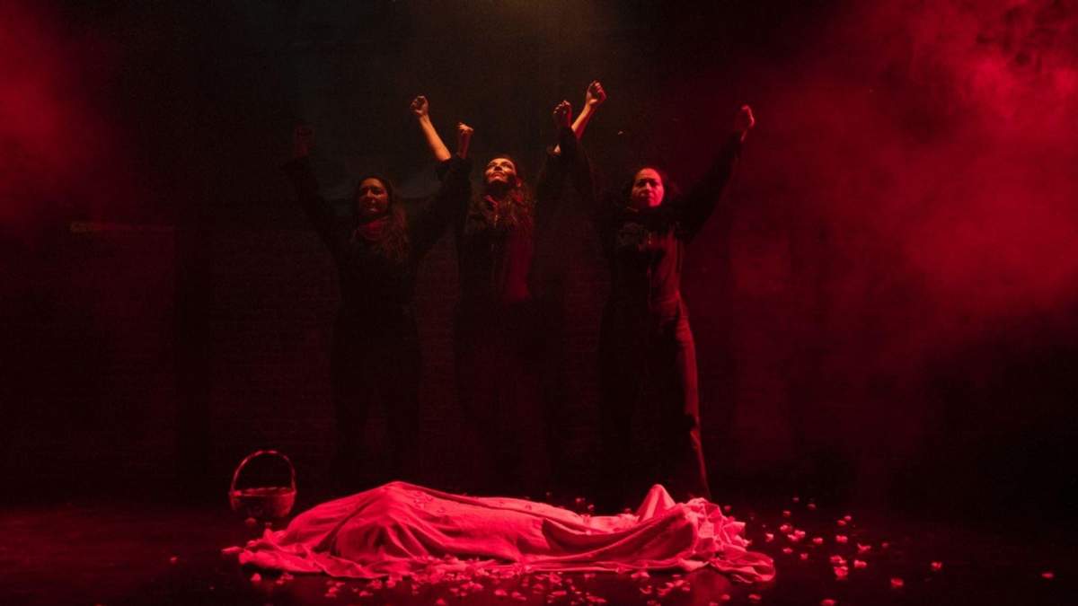 Escena de a obra de teatro Rosa roja, escrita y dirigida por José Luis Cruz