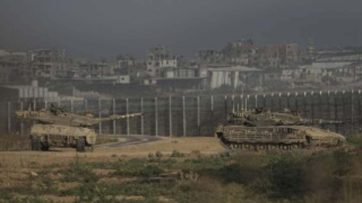 Tanques israelíes, cerca de la frontera entre Israel y Gaza, vistos desde el sur de Israel