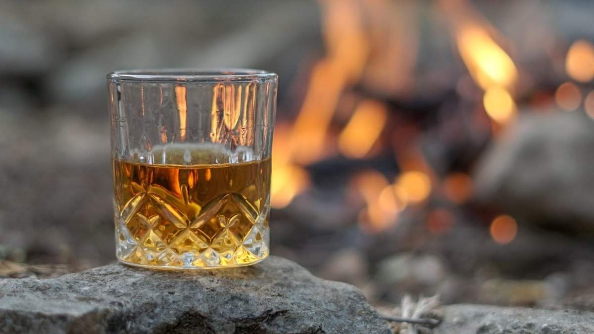 Técnica para detectar si es falso un whisky. Fuente: (Instagram)