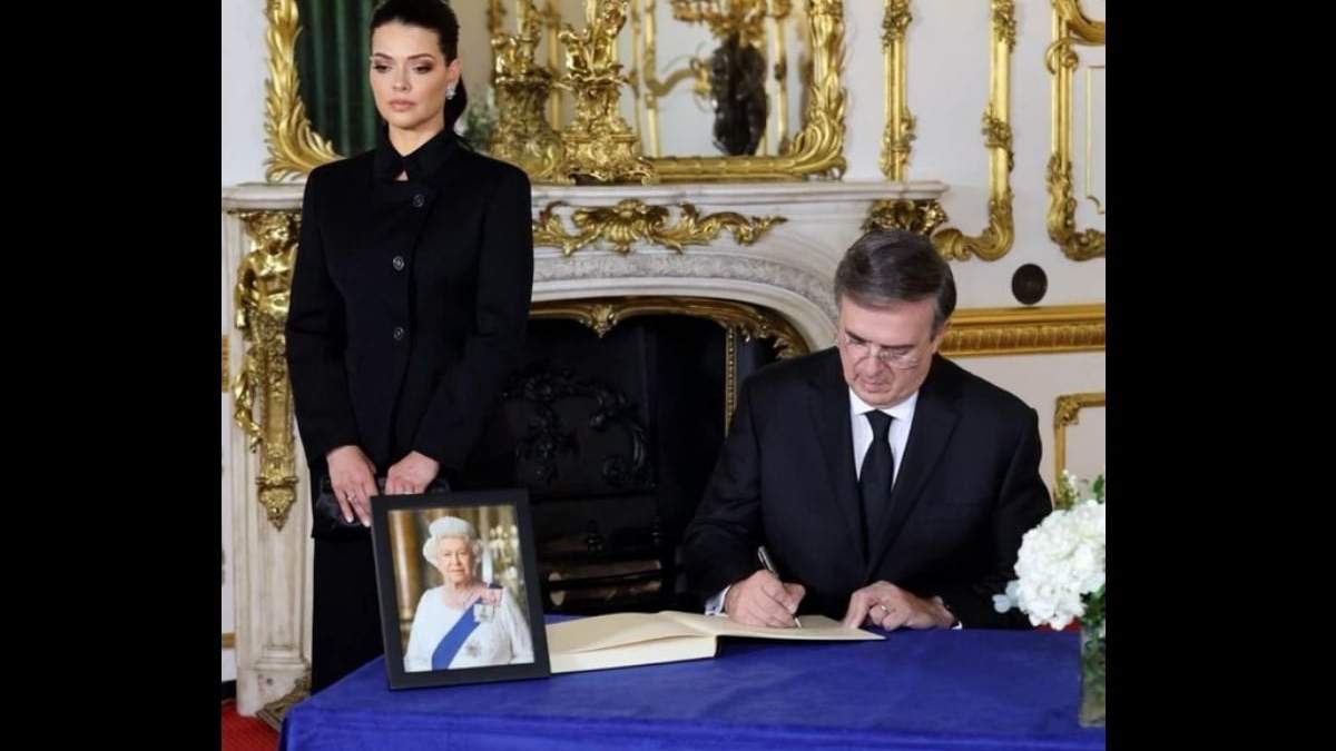 Marcelo Ebrard firma el libro de condolencias en el funeral de la reina Isabel II