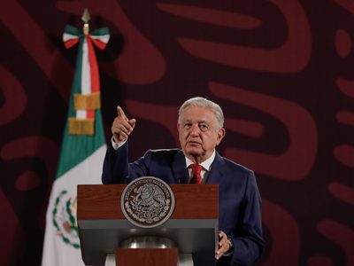 “Empecé jugando beisbol, hasta la pude haber agarrado”: AMLO sobre la botella que le lanzaron