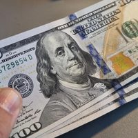 Paso por paso: cómo identificar los billetes de dólar falsos