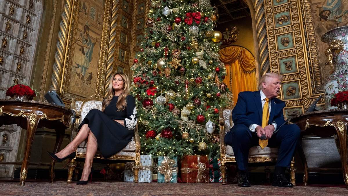 Donald Trump y la primera dama Melania Trump durante una llamada de la Operación Rastrea a Santa Claus del NORAD