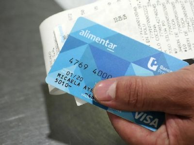El Gobierno analiza eliminar el IVA para las compras con la Tarjeta Alimentar