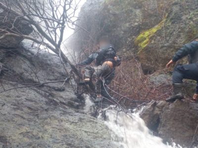 Una cabo de la policía de Río Negro, salvó a un niño que subió a una cascada en El Bolsón