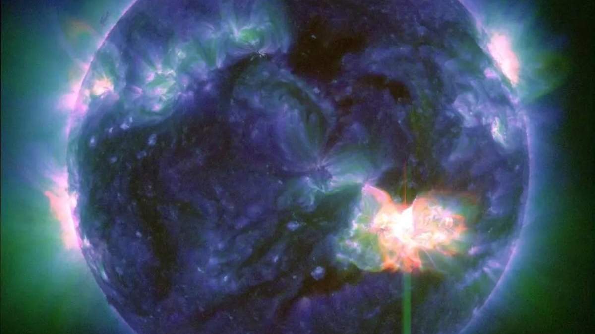 Una llamarada solar que aparece como un destello brillante abajo a la derecha, captada por el Observatorio de Dinámica Solar de la NASA