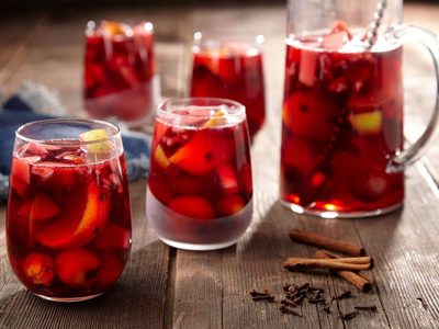 Ponche con vino tinto para brindar en primavera