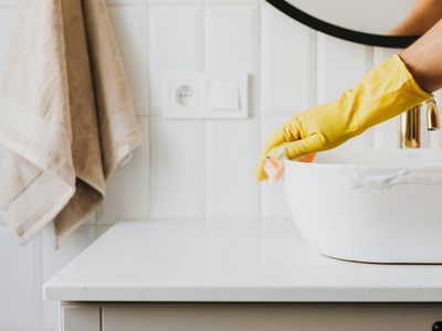 Decile adiós a los olores desagradables en el baño con este truco