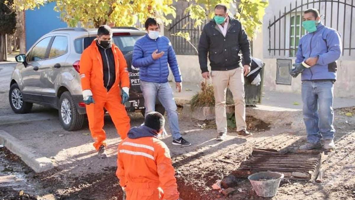El intendente Carlos Koopmann recorriendo la ciudad, acompañado por el secretario de Ambiente, Juan Pablo Young. Fuente: (Twitter).