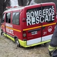 Una camioneta de rescate de Bomberos Voluntarios volcó cuando regresaba de asistir otro incidente en Collón Curá