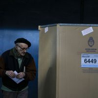 Argentina vota en unas primarias que medirán anhelo de cambio