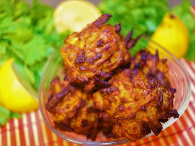 Bhajís de cebolla: la receta del buñuelo indio más crocante, muy fácil de hacer en casa y delicioso