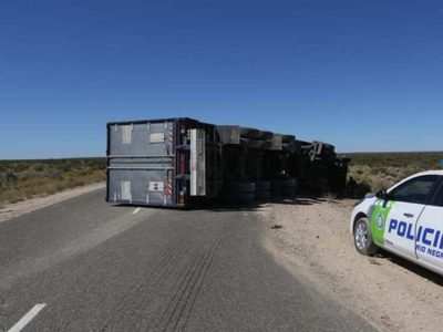 Brutal accidente en el Alto Valle: un camión volcó a 48 kilómetros de General Roca
