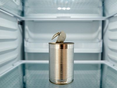 Con ramitas secas y latas de arveja vacías, creá esta hermosa idea para poner en tu escritorio o mesa de luz