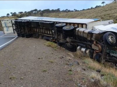 Las fuertes ráfagas de viento en Neuquén provocaron el vuelco de tres camiones