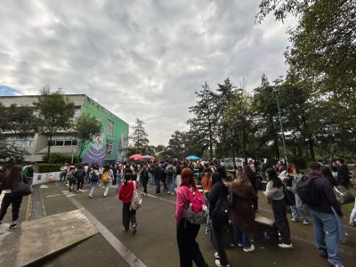 Desalojan a alumnos de la FCPyS de la UNAM por amenaza de bomba