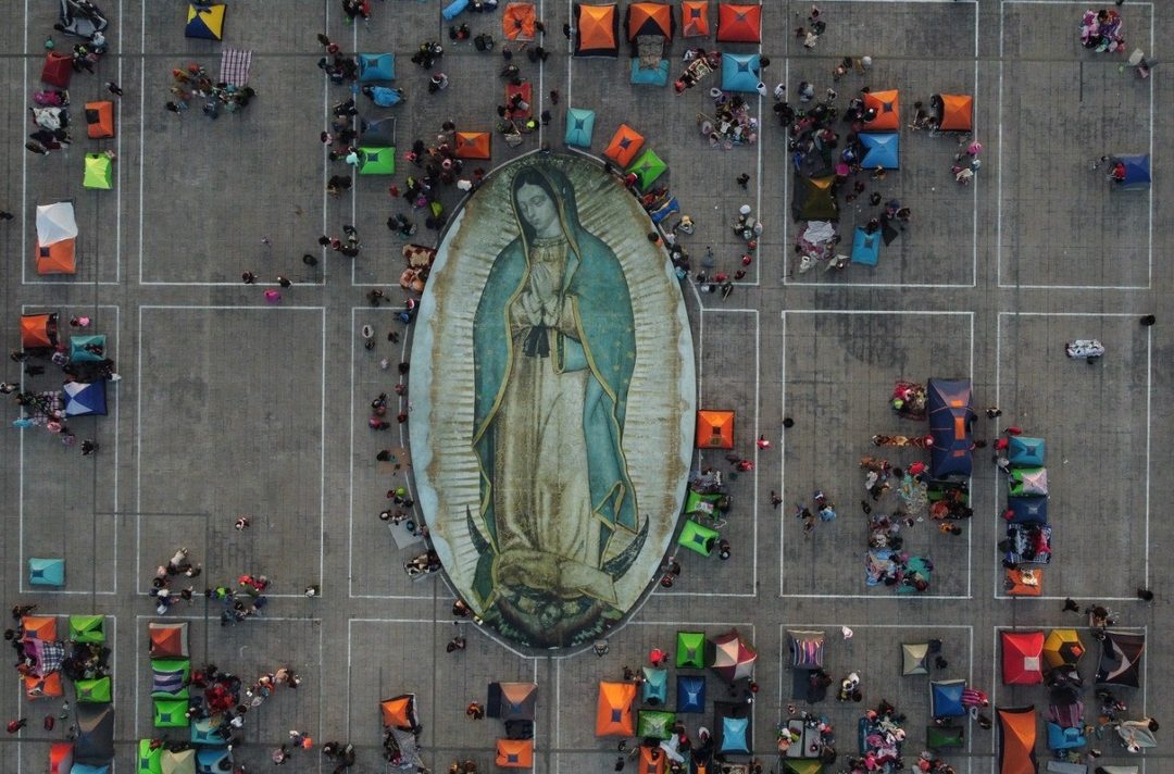 Virgen de Guadalupe. Peregrinos en la Basílica foto Montserrat