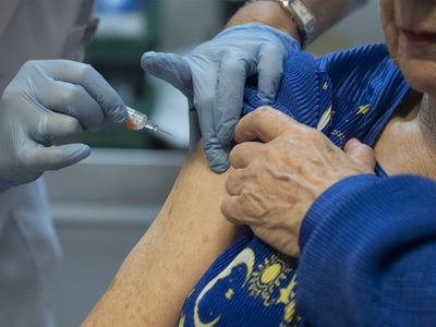 ¡Jubilados a salvo! PAMI vacuna contra la gripe a los abuelos internados y al equipo de salud