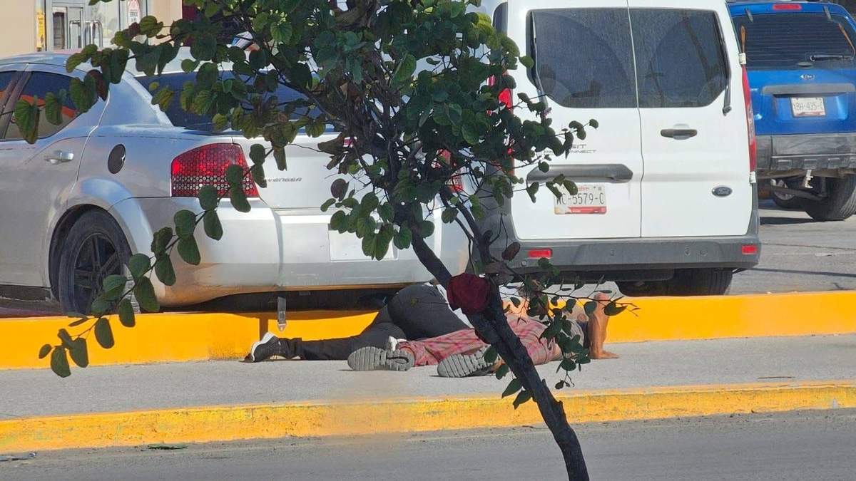 Personas se resguardan durante una balacera en calles de Matamoros, este miércoles 3 de septiembre de 2025