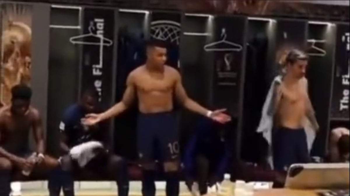 Mbappé hablando a sus compañeros al medio tiempo de la final