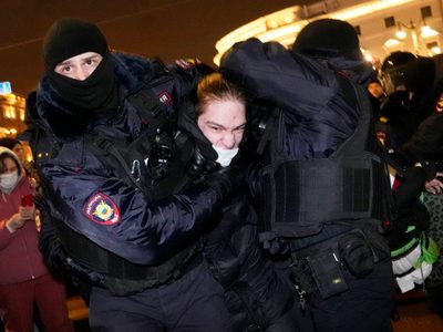 Protestan en Moscú, San Petersburgo y otras ciudades contra invasión a Ucrania; detienen a mil 234