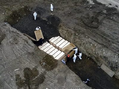 ¡Escalofriante! Entierran en fosas comunes los cadáveres del coronavirus en New York