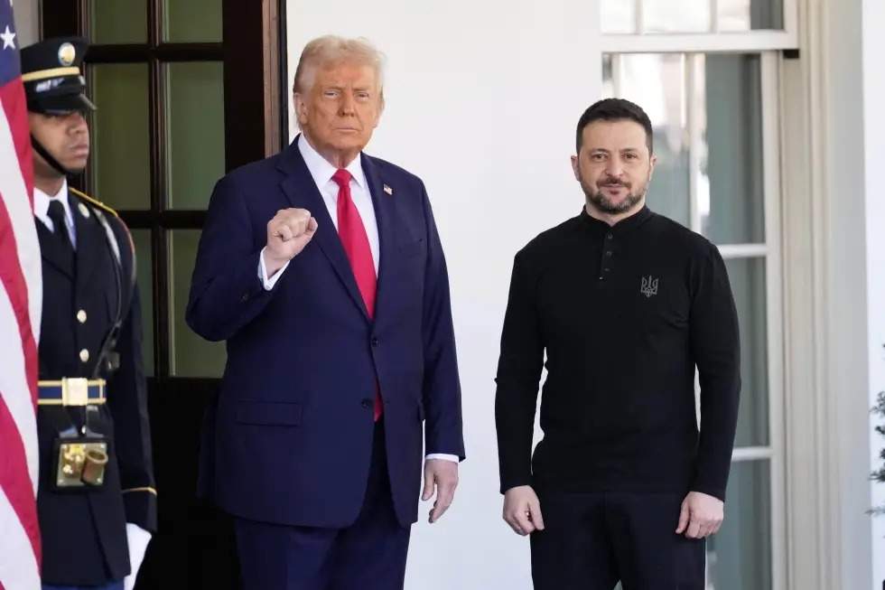 El presidente Donald Trump recibe al presidente ucraniano Volodymyr Zelenskyy en la Casa Blanca, Washington, el viernes 28 de febrero de 2025.