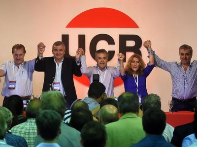 ¡Teléfono para Fernández! La UCR presentará 30 medidas para salir de la crisis