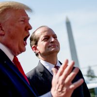 Sacaremos legalmente a migrantes indocumentados: Trump al confirmar redadas