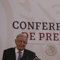 AMLO exhibió a la editorial Planeta con un ejemplar de su libro “¡Gracias!” al que le faltan páginas
