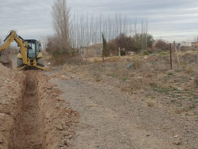 Comenzó la obra que llevará agua potable a todas las parcelas de Centenario