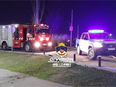 Terminaron la madrugada con el auto en medio del río, en el Paseo de la Costa