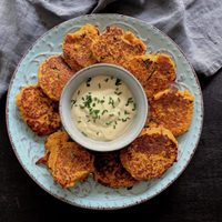 Panqueques de cebolla y zanahoria: resolvé la próxima picada con amigos con esta receta que es un 10