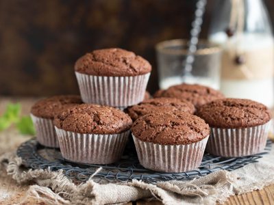 Si tenés bananas maduras y no sabes qué preparar: hacete estos muffins extra esponjosos con chocolate