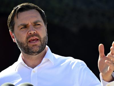 Acusan a un hombre por amenazar con asesinar al vicepresidente de EU, JD Vance