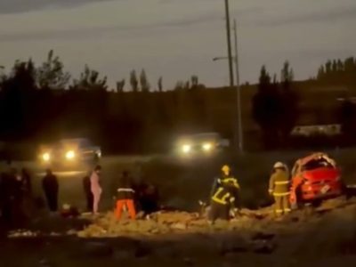 Vuelco en Ruta 17: rescataron a personas que habían quedado atrapadas en Plaza Huincul