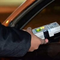 Volcaron su auto tras intentar evadir un control de tránsito en Cipolletti